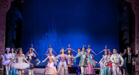 Балетът играе „Спящата красавица“ в Голямата зала на Доходното Балетът играе „Спящата красавица“ в Голямата зала на Доходното