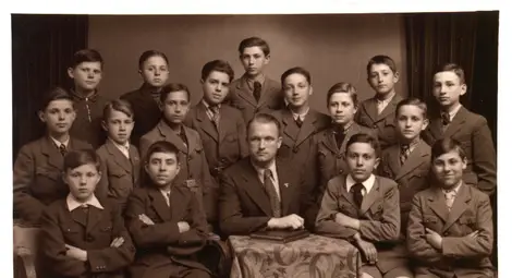 Ученици в трети прогимназиален клас на Deutsche Schule Русе заедно с класния си наставник Rolf Kellenter, 1943 г. 