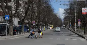 Кола помете жена на опасната зебра в началото на „Плиска“