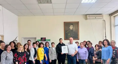 Плувният ас Теодор Цветков  с жест към своето училище