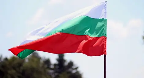 Във Велико Търново поставиха над 400 нови знамена