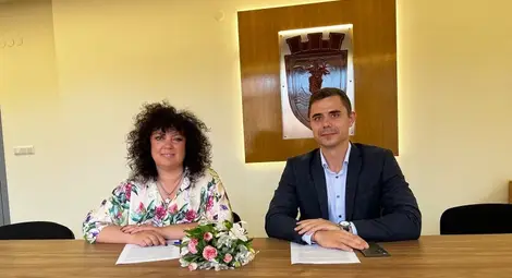 Зам.-кметът Магдалина Илиева и Павел Найденов разясняват подробности по проекта.                      Снимка: Община Русе