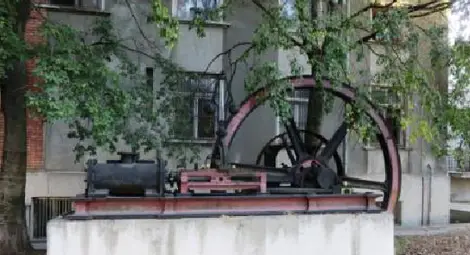 Стационарната парна машина на железопътната работилница във Варна (ок. 1865 г.), състояние в края на 2016 г. Снимка на д-р Атанас Панайотов, &bdquo;Морски вестник&ldquo;.