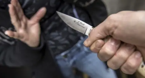 Румънец посегнал с нож на русенец на опашката на Дунав мост заради забележка Румънец посегнал с нож на русенец на опашката на Дунав мост заради забележка