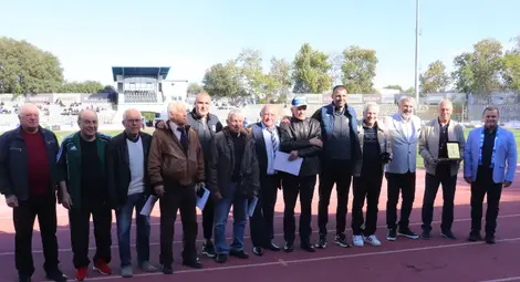 Стотици русенци дойдоха на градския стадион да отбележат 50 години от победата на „Дунав“ над „Рома“ Стотици русенци дойдоха на градския стадион да отбележат 50 години от победата на „Дунав“ над „Рома“