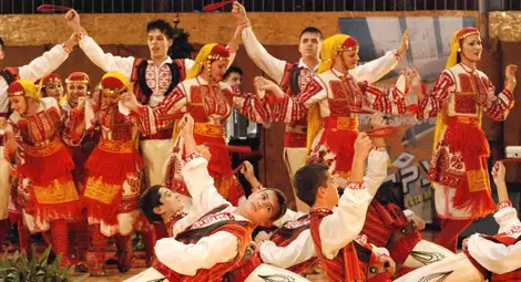 И публиката се включва в традиционното Коледно надиграване в зала &bdquo;Дунав&ldquo;