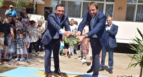 Глоджево вече има обновена с дарение от "Каолин" детска площадка
