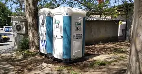 Подмениха химическите тоалетни до пазарчето в „Здравец Изток“