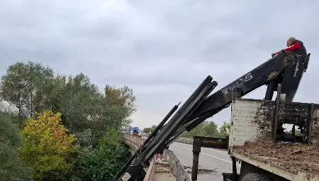 Започна премахването на дървета и клони от река Янтра при моста&nbsp;край село Долна Студена