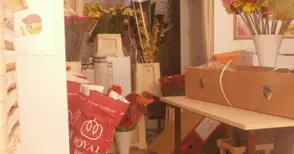 Пенсионерски клуб под наем претъпкан с цветя... под наем