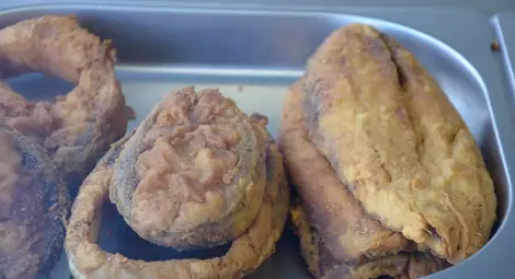 Магазинът с марка &ldquo;Дунав&ldquo; изкушава с голямо разнообразие от пържена и печена риба