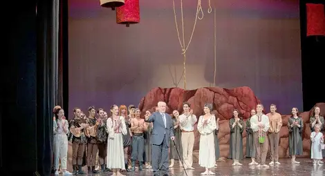 Проф. Петър Луканов приема заедно с артистите аплодисментите на публиката след премиерата. Снимки: Държавна опера-Русе Проф. Петър Луканов приема заедно с артистите аплодисментите на публиката след премиерата. Снимки: Държавна опера-Русе