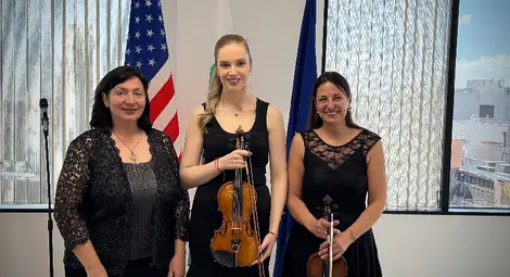 Цигуларката Зорница Иларионова получава безценен инструмент Enrico Ceruti от 1875 г.