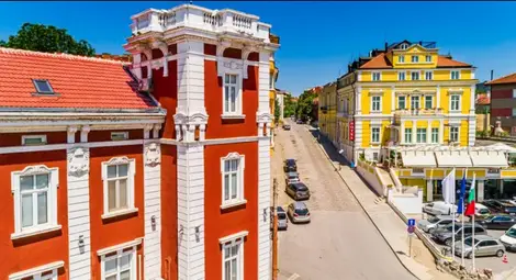 Поглед отвън: Най-тиражният британски вестник &bdquo;Сън&ldquo; рекламира Русе с изящна архитектура, ниски цени, древна история и... с някои пропуски