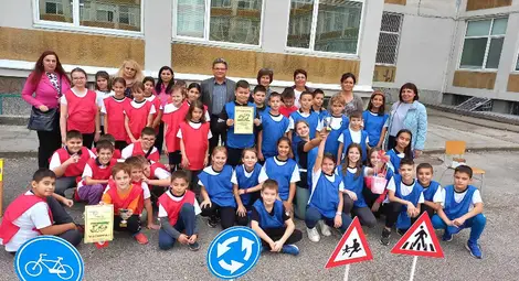 Състезание "Спазвам правилата за безопасно движение" в русенското училище "Възраждане" /галерия/