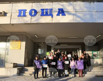 Служители от "Български пощи" протестираха в Русе с искане за пет процентa увеличение на заплатите от 1 януари