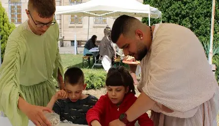 Легионери от Гимназията по туризъм привличат вниманието на Римския пазар на Сексагинта Приста