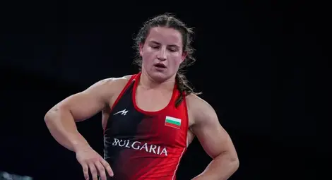 Биляна Дудова изпълнява  заповедта на Станка Златева