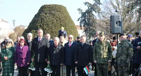 Стотици русенци отбелязаха пред Паметника на свободата националния празник на България – 3 март Стотици русенци отбелязаха пред Паметника на свободата националния празник на България – 3 март