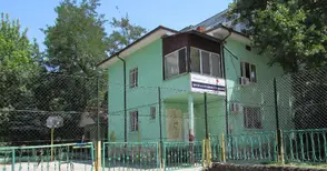 Деца от социален дом потрошиха  прозорци след спор за цигара и телефон