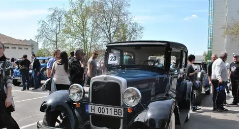 82 излъскани от следите на времето ветерани на колела дефилираха в Русе