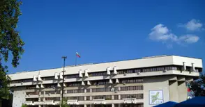 Местната власт се радва на коли или пести от заплати