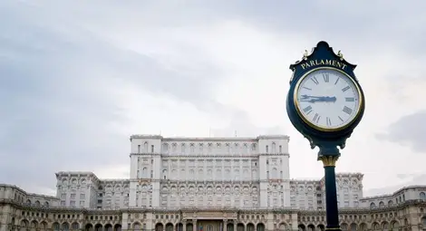 Филм показва пет от грандиозните дворци на народа от соцвремената