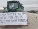Машини на протестиращи гръцки земеделци са струпани на пункта 