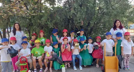 Обновена площадка в акцията на „Празник на квартала – Заедно в Здравец“ /галерия/ Обновена площадка в акцията на „Празник на квартала – Заедно в Здравец“ /галерия/