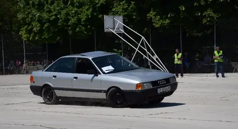 Гимназисти показаха майсторско шофиране в първо по рода си шоу