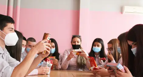 Акция по опознаване на съставките според етикета на храните.  Снимка: ПГ по туризъм