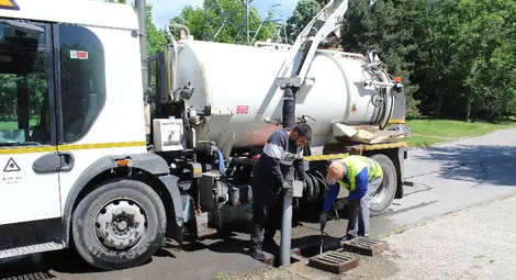 Продължава почистването на дъждоприемните шахти в Русе