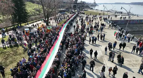 Училищата в Русе ще получат част от рекордния 900-метров трибагреник за 3 март на 24 май