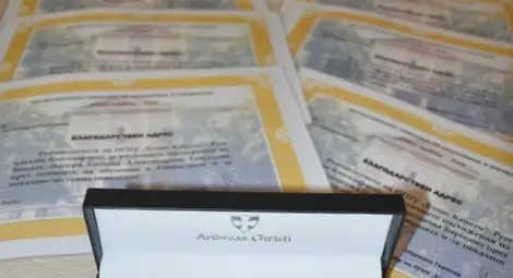 60 отличника от Икономическата гимназия  получиха специални поименни химикалки