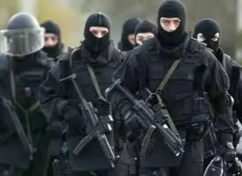 Гръцката полиция конфискува опасни предмети от анархисти в Политехниката в Атина