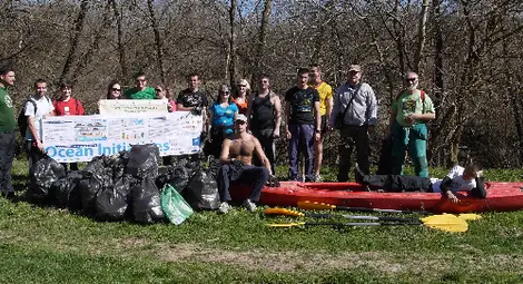 Килограми боклуци извадиха  от водите на Черни Лом