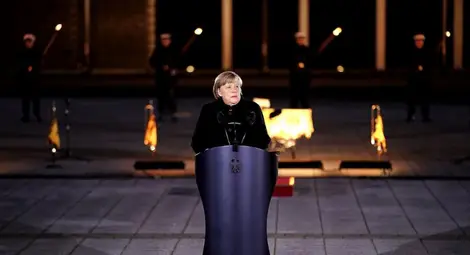 Германската армия изпрати Меркел с парад и пънк музика (СНИМКИ/ВИДЕО)