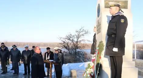 Висшето военноморско училище отбеляза 145 години от създаването си  с тържествена церемония пред Паметника на моряка в Русе