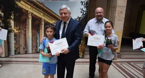 15 деца получиха сертификати за участие в Лятната академия за деца по ботаника в Русенския университет