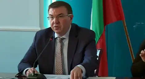 Остър недостиг на медици, студенти влизат в битката с COVID-19