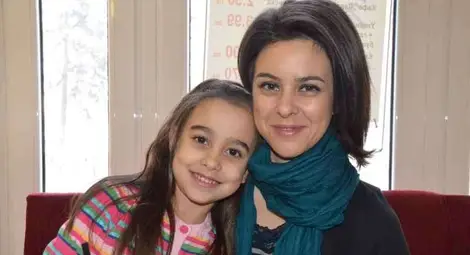 Ева чака с нетърпение да й падне първото зъбче