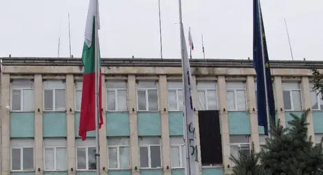 Кметството в Бяла спусна черен флаг и свали наполовина знамената на общината, на България и на ЕС в знак на траур.