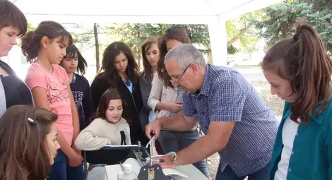 Ученици от Европейското усвояват  изкуството на рисувания екслибрис