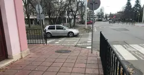 Втора ограда ще спира пешеходци да пресичат по заличена пътека