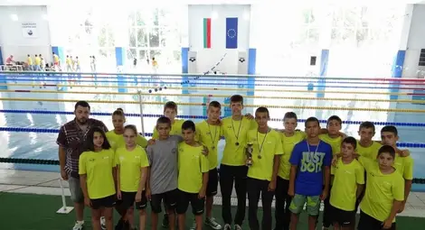 Плувците на &bdquo;Ирис&ldquo; с бронзова държавна купа при младите