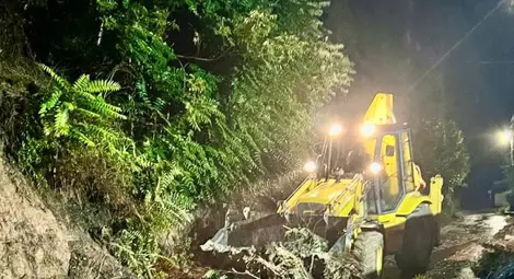 Екипи на общинските предприятия и Пожарната служба продължават дейностите по възстановяване на участъци от инфраструктурата в Русе