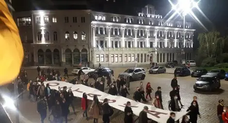 Протестът на студентите блокира движението край Ректората на СУ