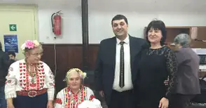 Най-младата майка поведе хорото в Тетово