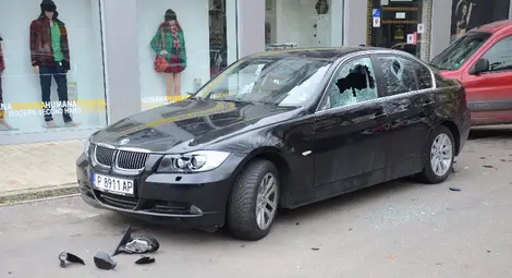 БМВ потрошено с бухалка пред нощно заведение
