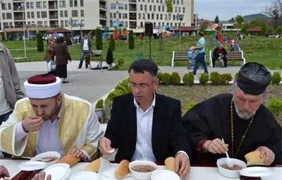 Християни и мюсюлмани се събраха на общ курбан в Кърджали /галерия/